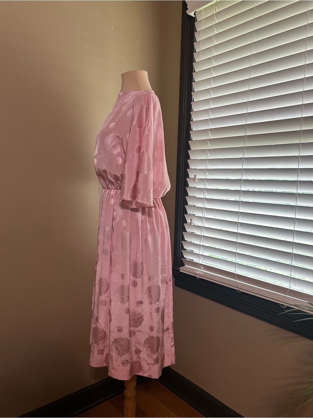 Satin Jacquard Pink Midi Dress with Elastic Waist - Picture 2 of 7